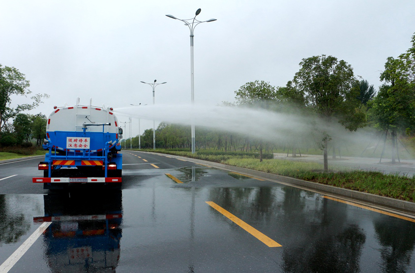 5噸江淮帥鈴灑水車頂噴功能演示